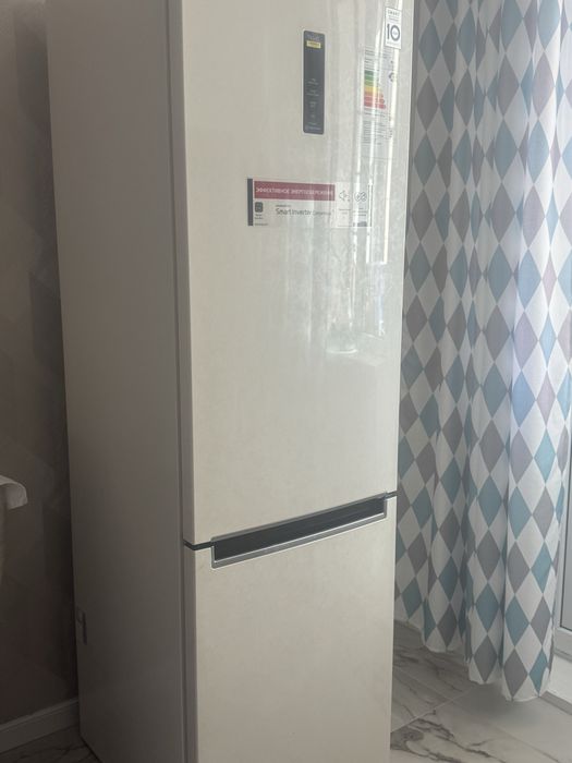 Холодильник LG почти новый