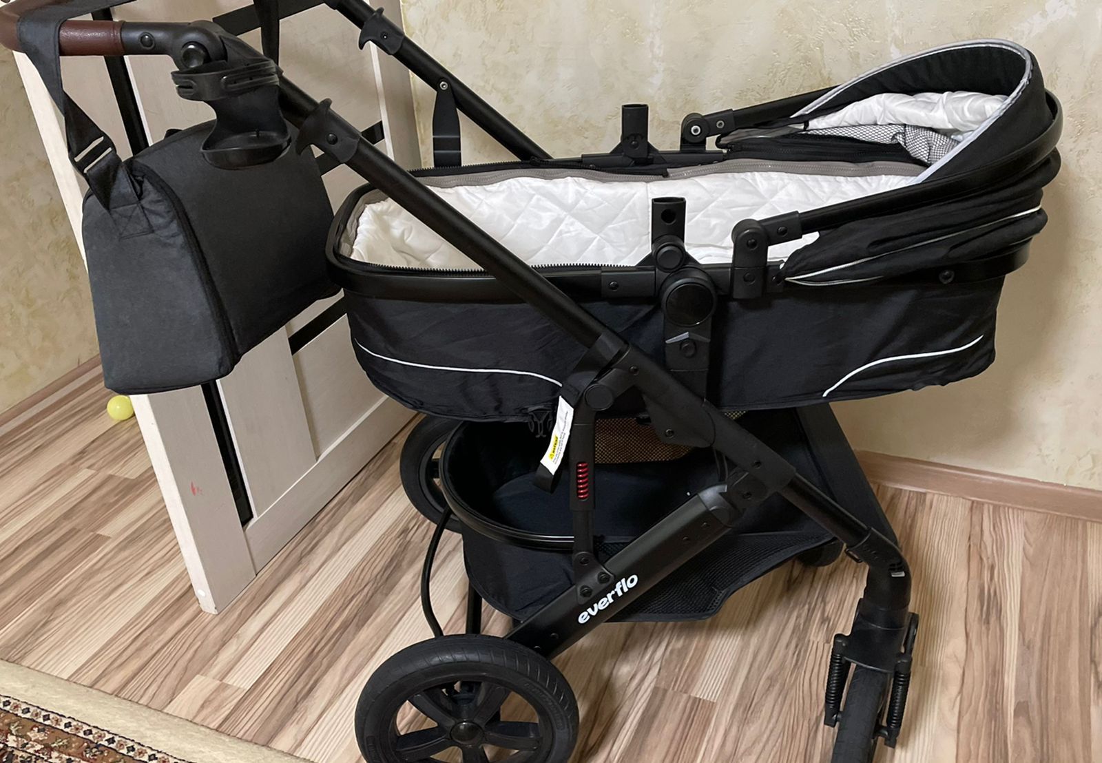 Продаю абсолютно новую детскую коляску – даже не успели попользоваться