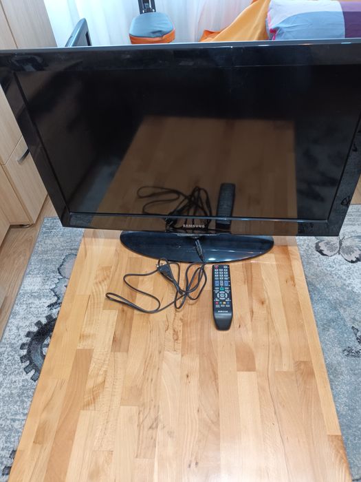 Trei televizoare normende samsung sharp