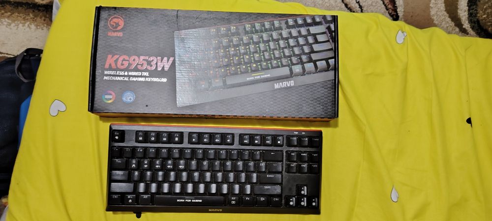 Vând tastatura gaming mecanica KG953W