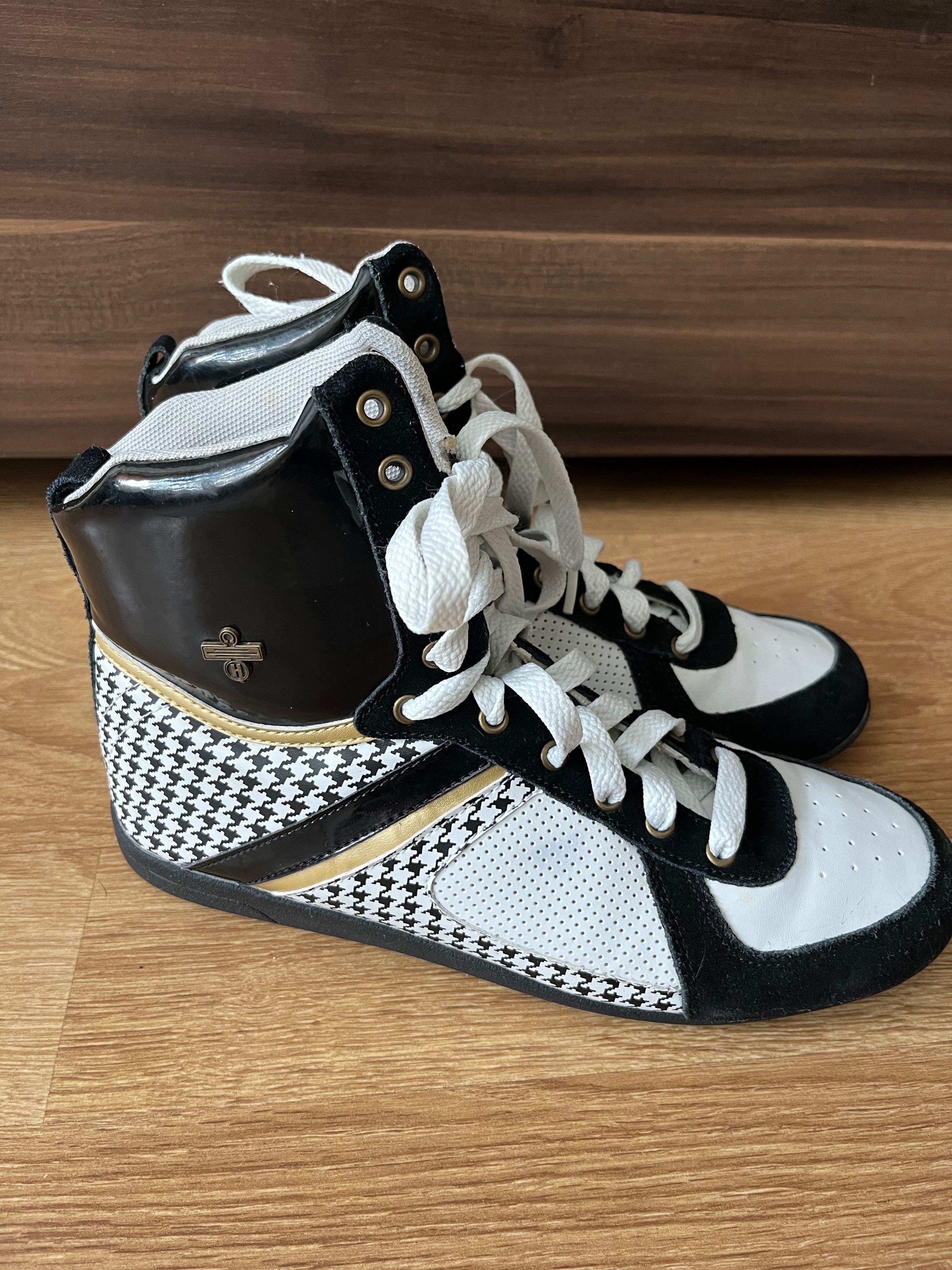 Спортни обувки в черно-бяла комбинация