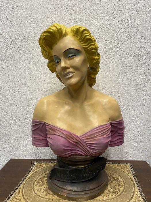 Голям американски бюст мерлин монро