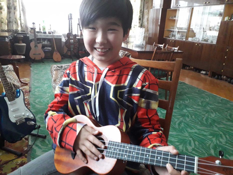 Обучение на гитаре, укулеле, бас гитаре.