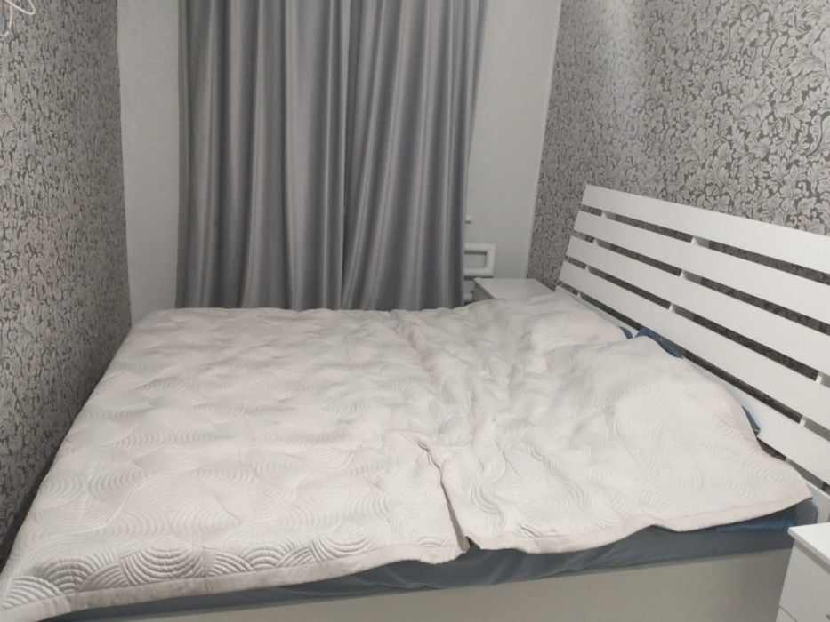 Белая кровать вместе с матрасом