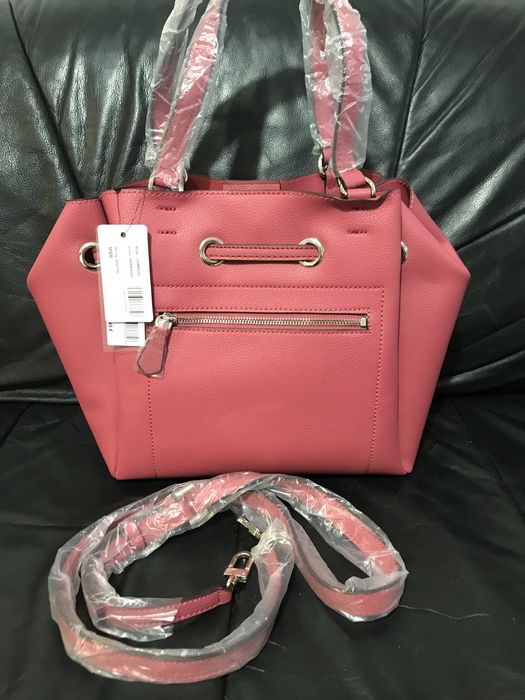 Geanta de umar Guess roz noua