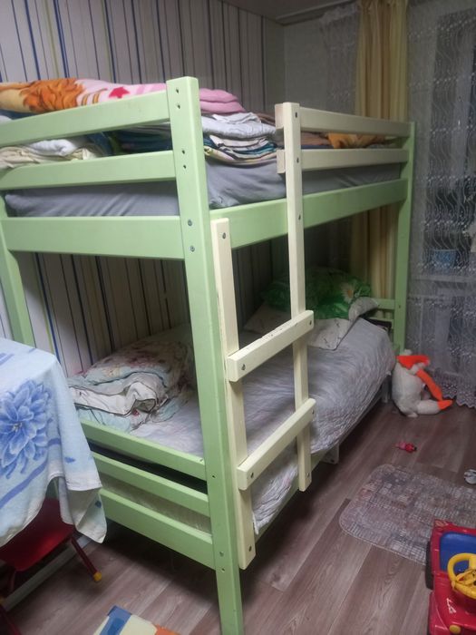 Продам двухяротную кровать деревяную