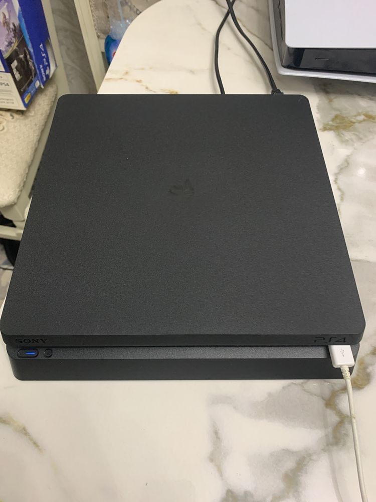 Playstation 4 slim 1TB с играми и два джестика как на фото