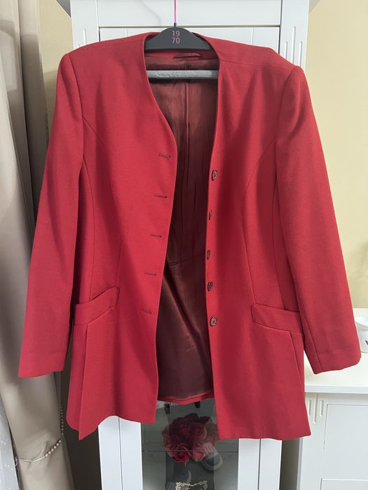 Palton subtire rosu lungime medie