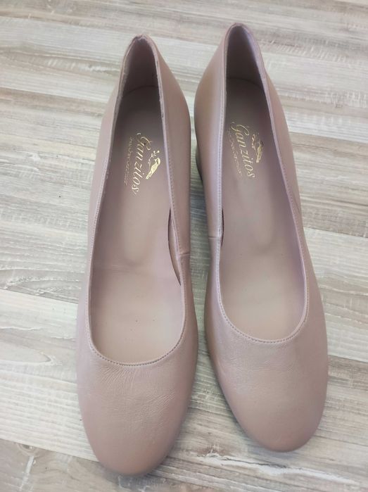 Нови бежови обувки от естествена кожа.