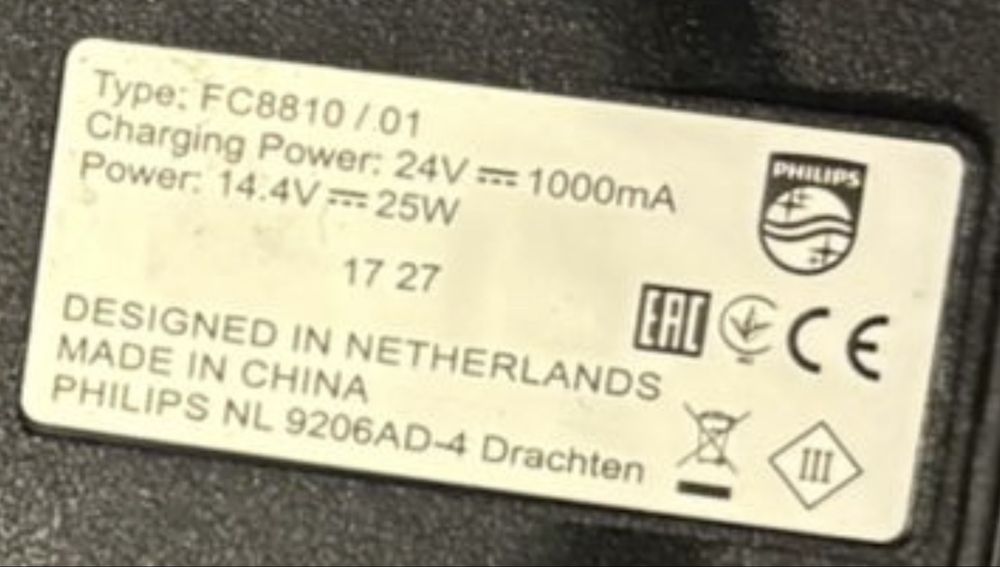 Robot aspirator Philips FC8810 în stare bună, mic defect încărcare