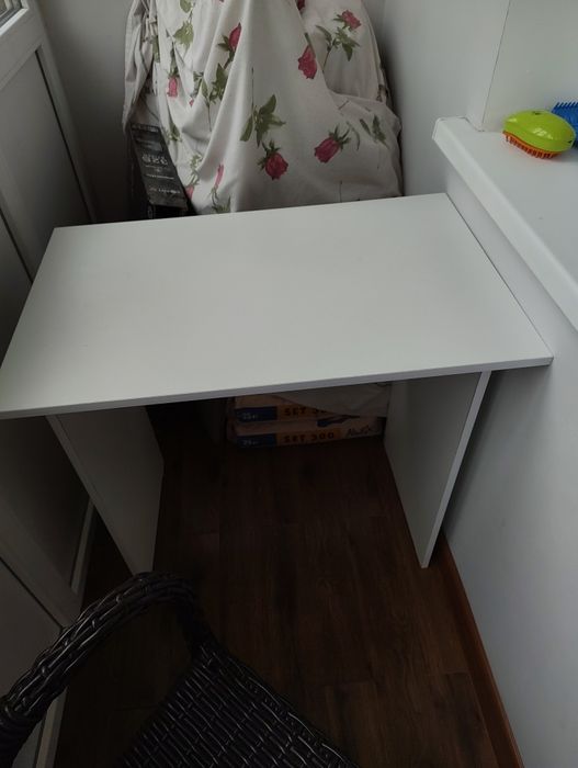 Письменный стол небольшой