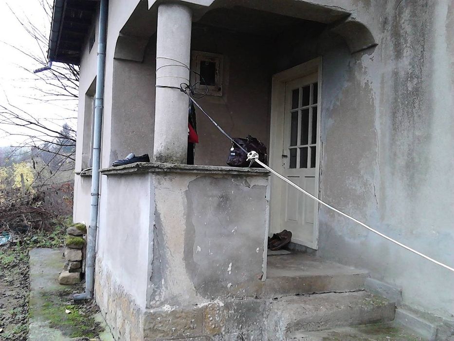 Продвам къща с двор
