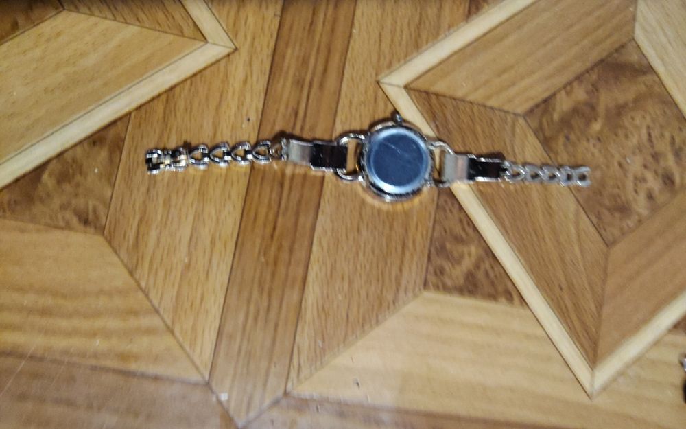 Продавам часовник и чокър със три висулки часовниче, лилаво камъче.