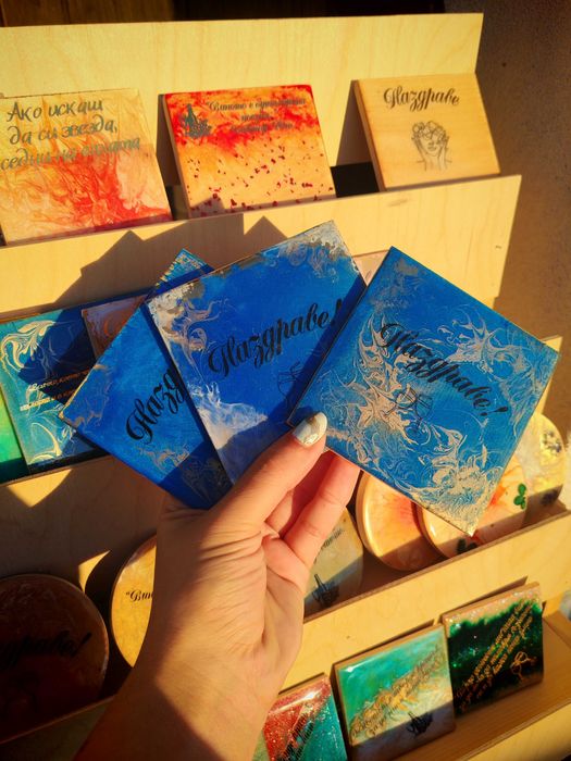 Поставка с послание от масивно дърво и смола