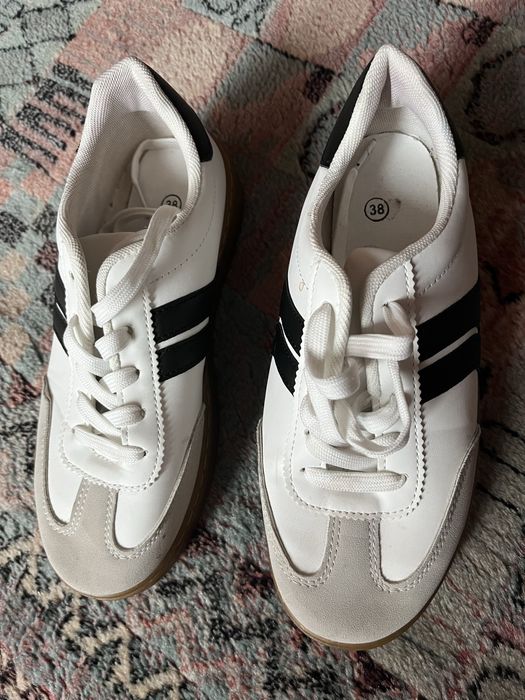 Adidasi dama, ca noi