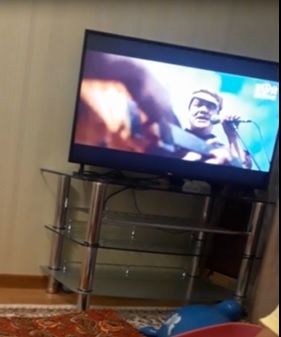 Стеклянная подставка под телевизор в отличном состоянии