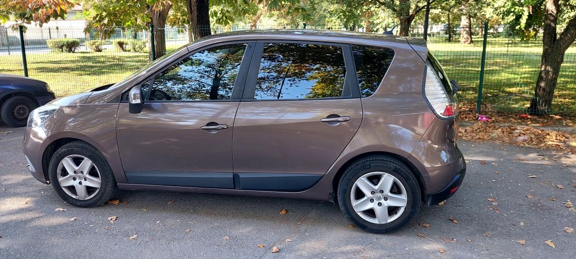 Продавам renault scenic 3       .2012 година