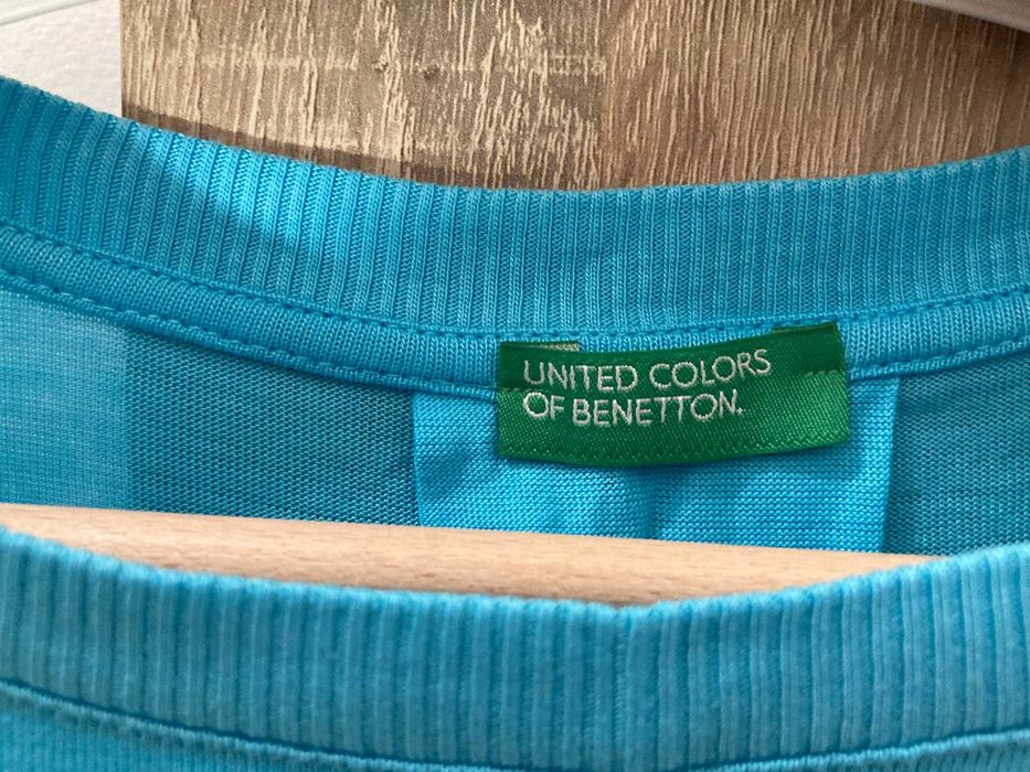 Блузи на BOSS и United Colors of Benetton в свежи сини цветове