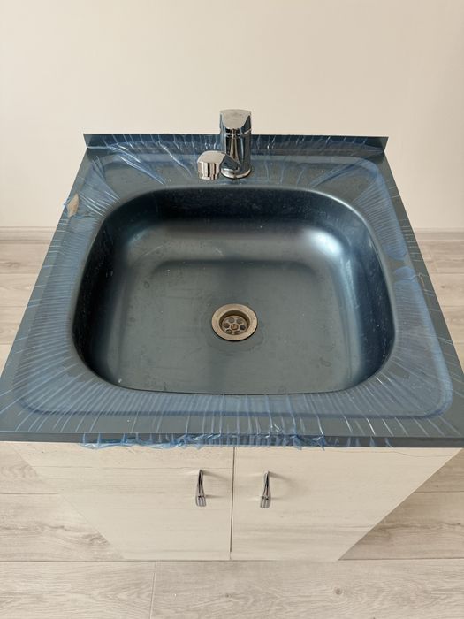 Продается шкафчик со смесителем и раковиной