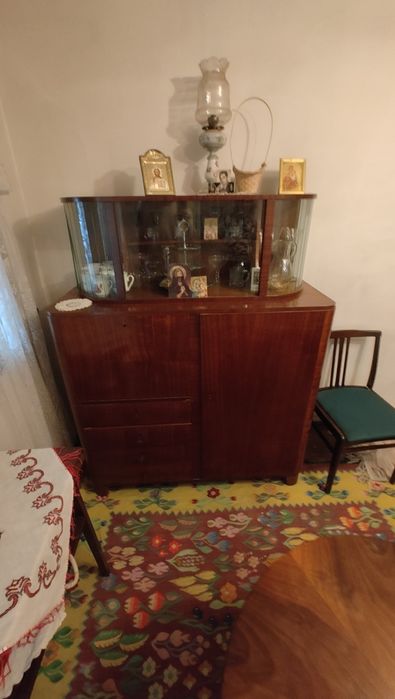 mobila:vitrina, biblioteca, comoda