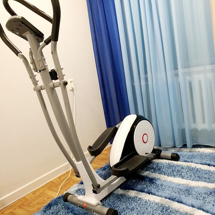 Элептический тренажёр ( как лыжи]