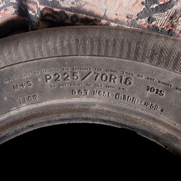 Продам шины размер 225/70/16 б.у