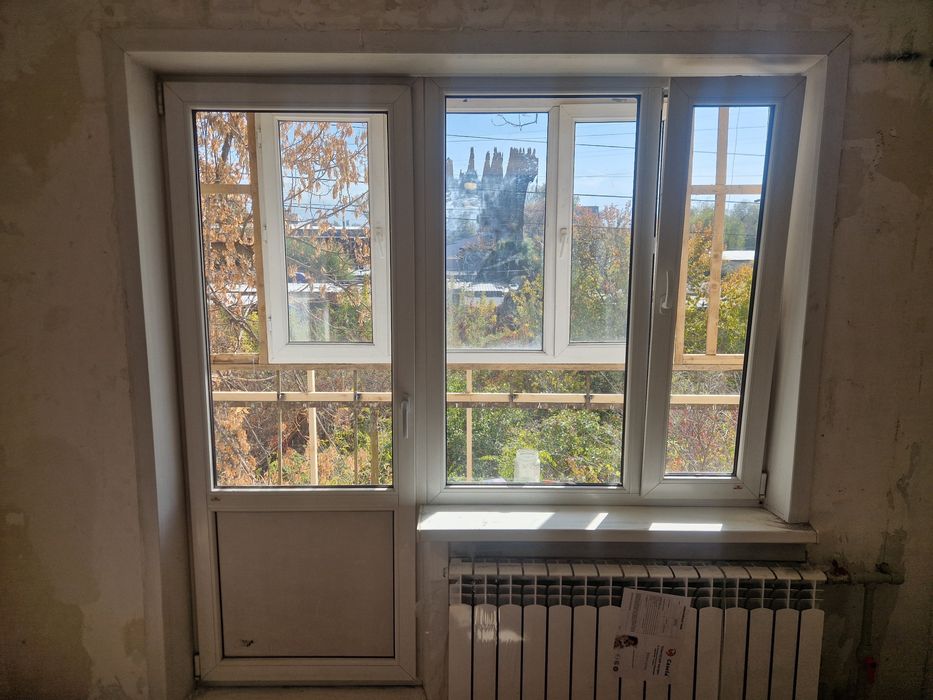 Дверь с окном перегородка