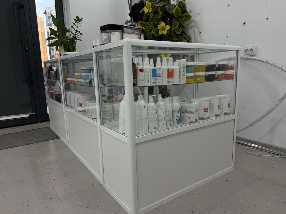 Стеклянная ветрина для товара