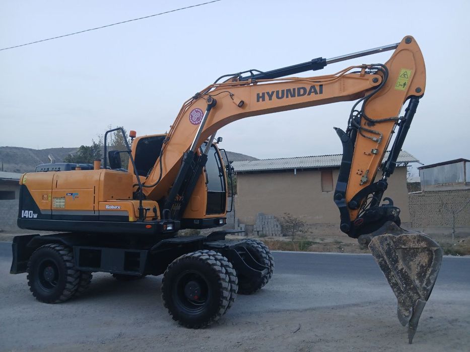 Hyundai 140 Sotiladi