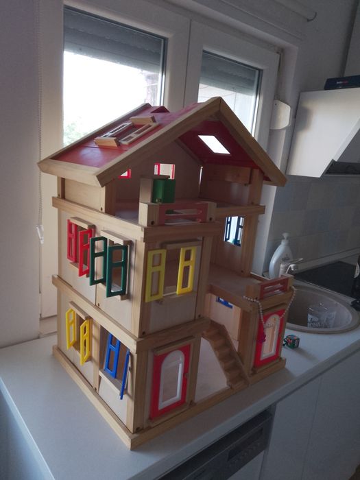 Vând căsuța din lemn pentru fetite