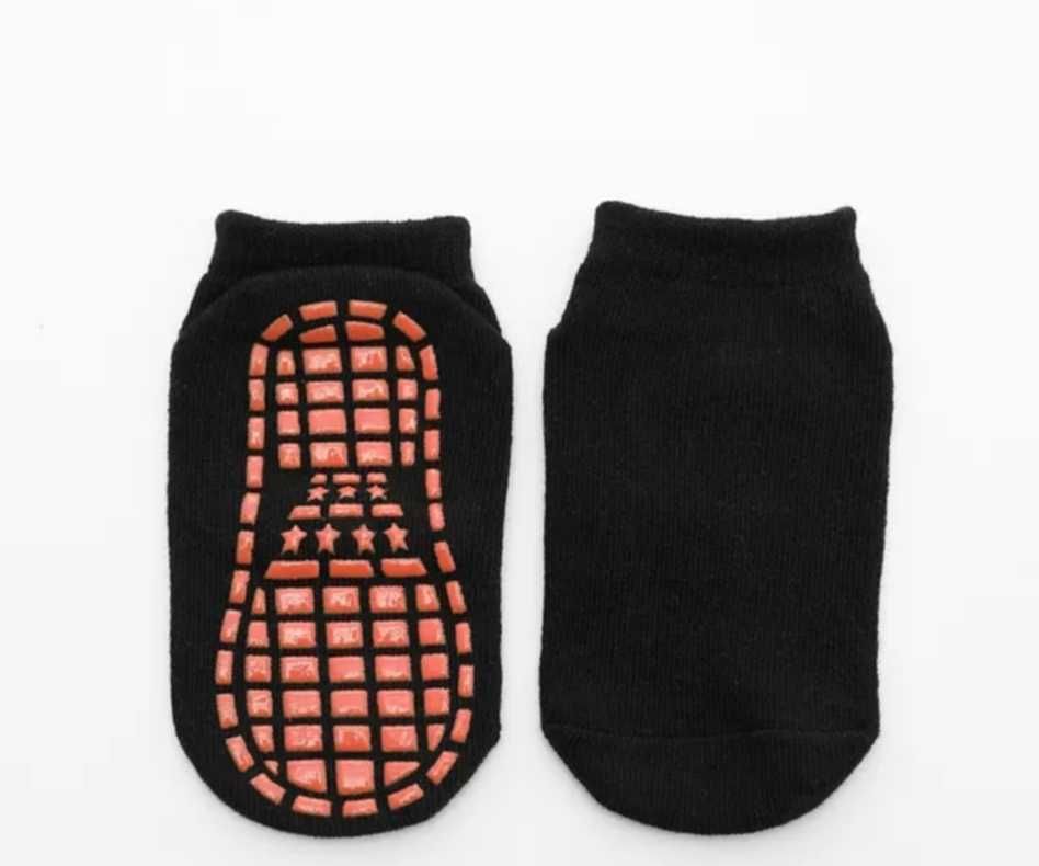 Детски чорапи - антиплъзгаща подметка за надуваеми пързалки и батути.
