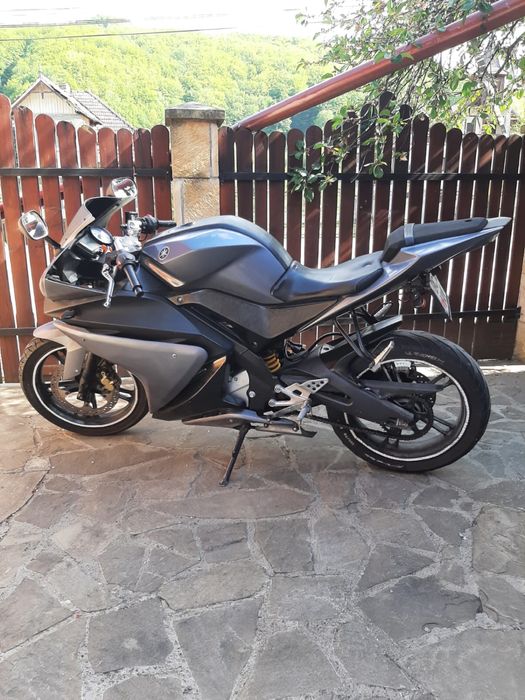 Yamaha YZF r125.