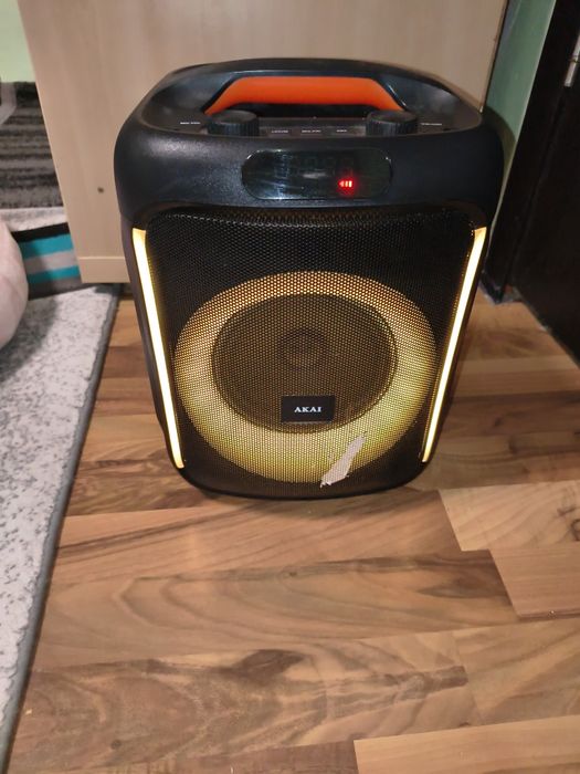 Boxa Akai in stare foarte buna folosita foarte putin