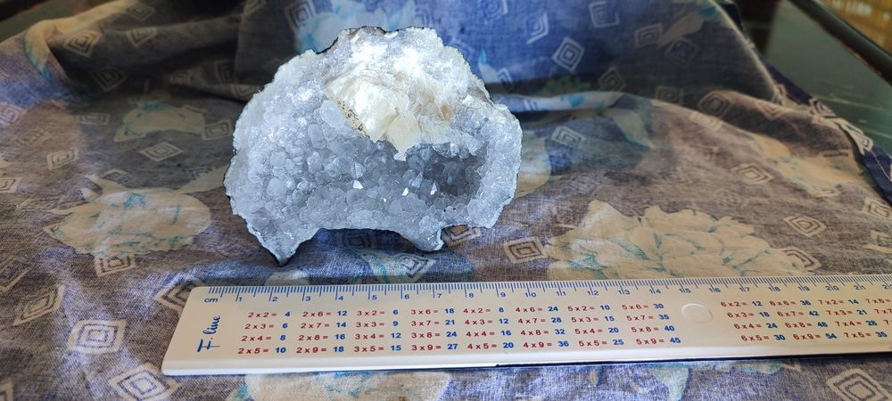 Кристали парчета Геоди от Родопите
Всички са уник