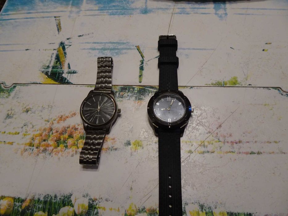 комплект 2 бр. използвани часовници БЕЗ включени батерии