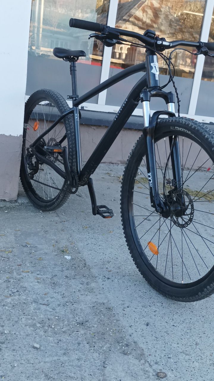 Vând bicicletă rockrider Explorer 500 + accesorii