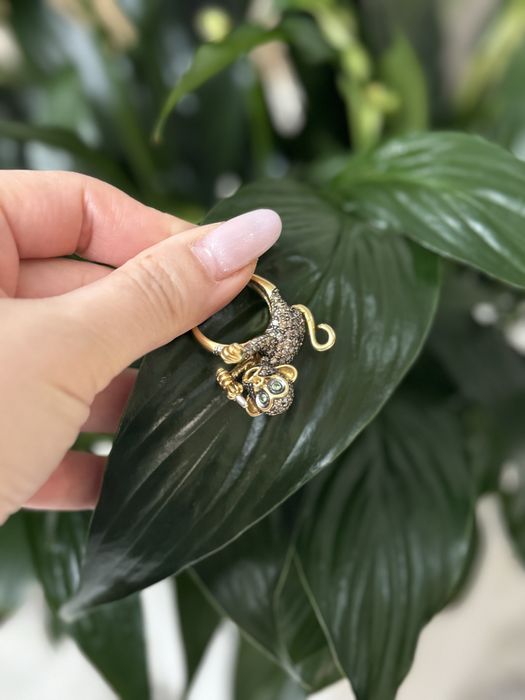 Продаю кольцо 750 пробы Италия! 15 грамм бриллианты шампань и изумруды