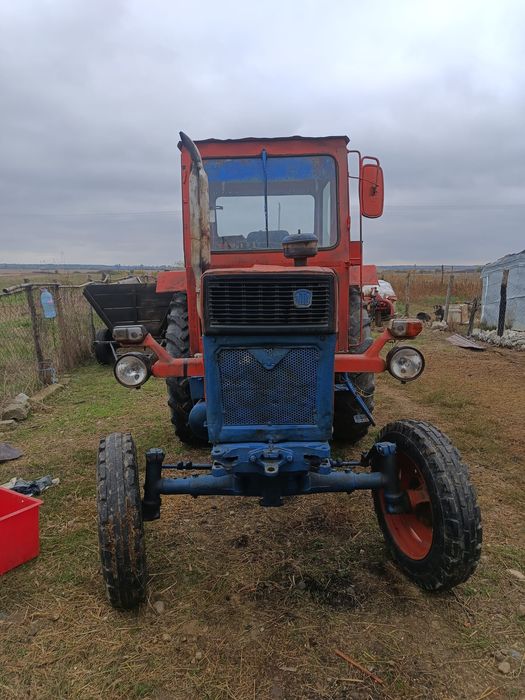 Vând tractor U650 plus plug