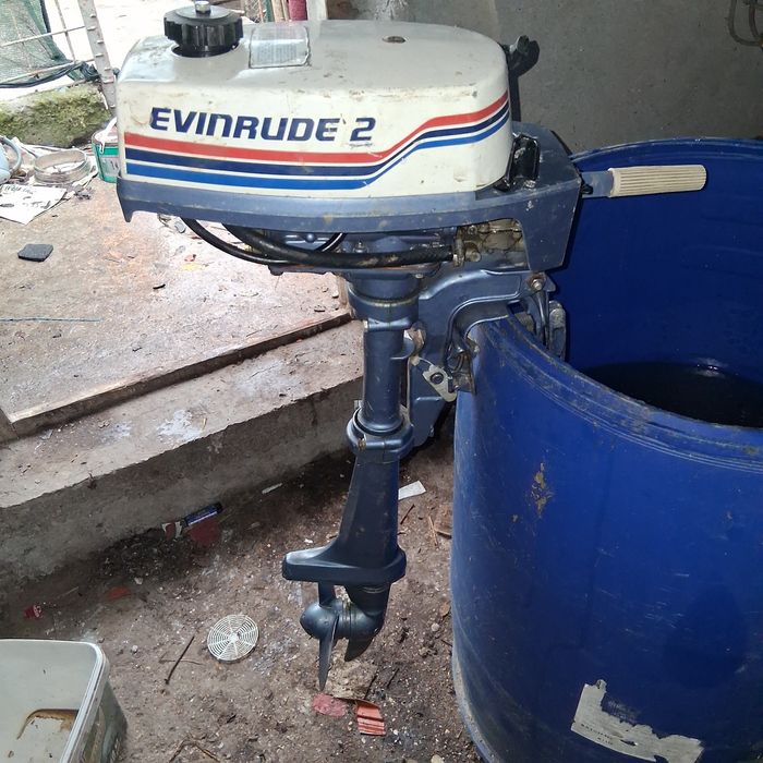 Vând sau schimb motor barca evinrude de 2 cp motorul funcționează ca s