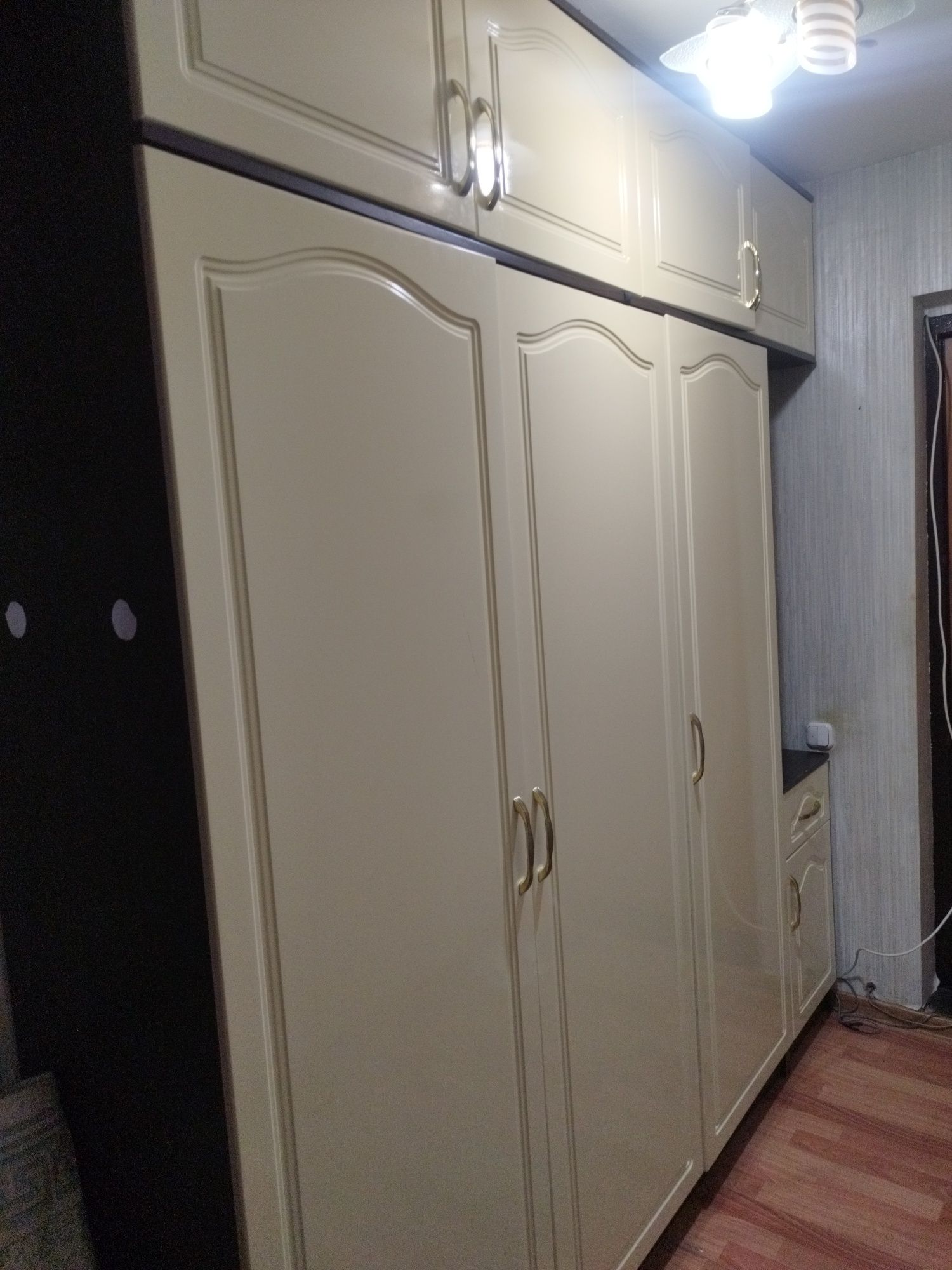 Продается мебель: Прихожая шкаф, угловой шкаф и кухонный гарнитур


--