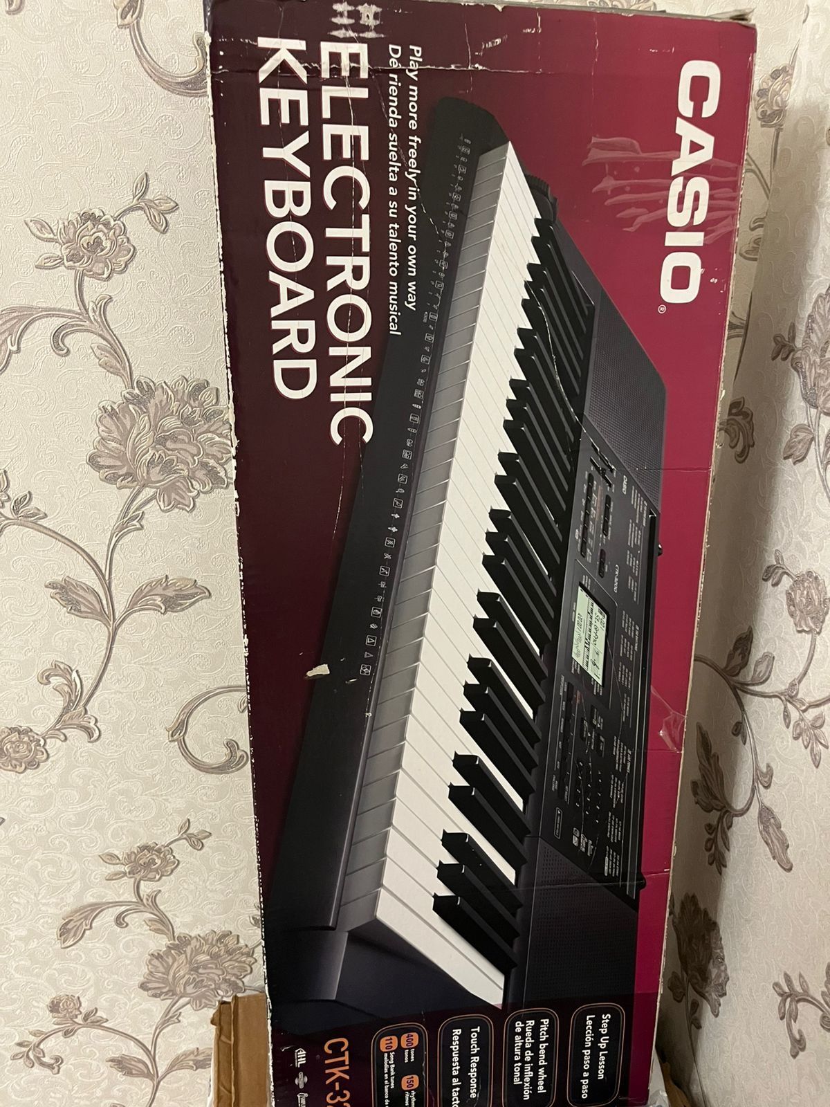 Синтезатор Casio.
