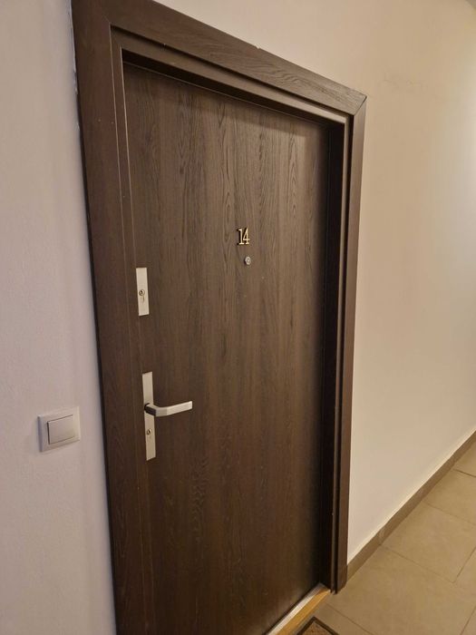 Vand usa de intrare in apartament din lemn, maro