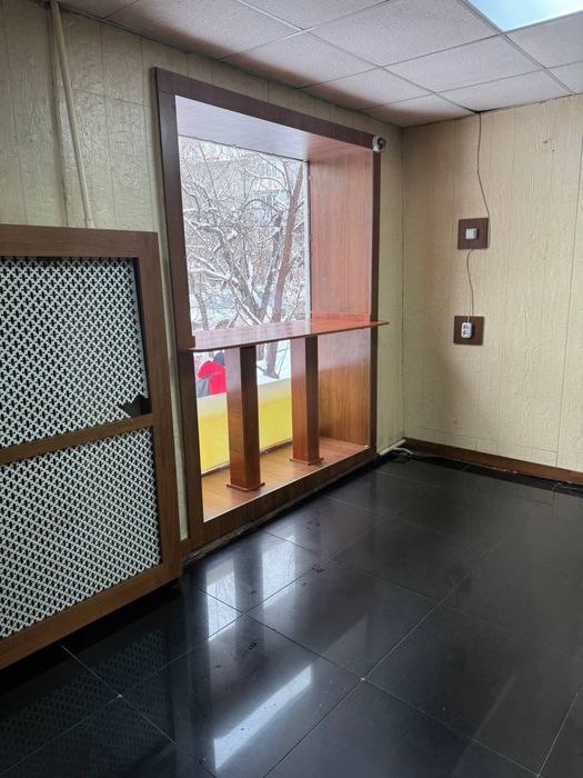 90 квадратов, выход на проезжую часть, на цлицу, хорошая проходимость