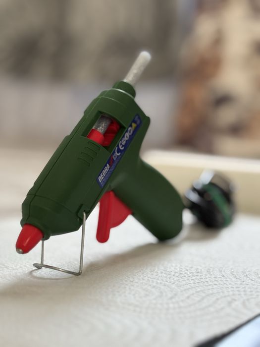Vând pistol de lipit cu silicon oferi 6 rezerve