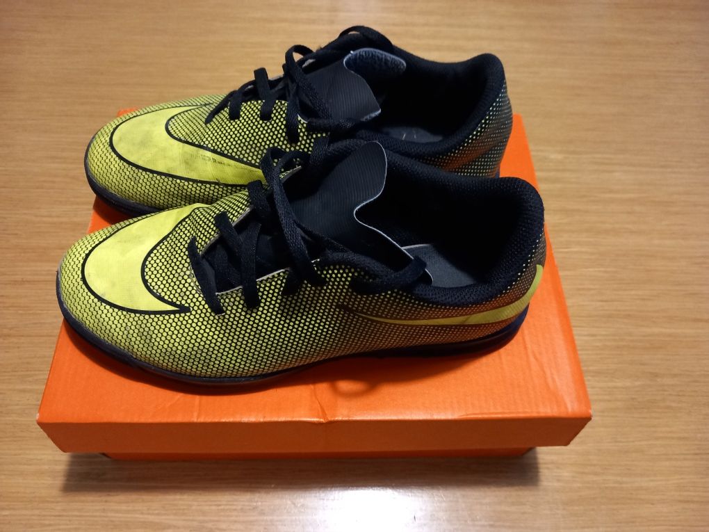 Детски футболни обувки стоножки Nike Bravata - размер 38