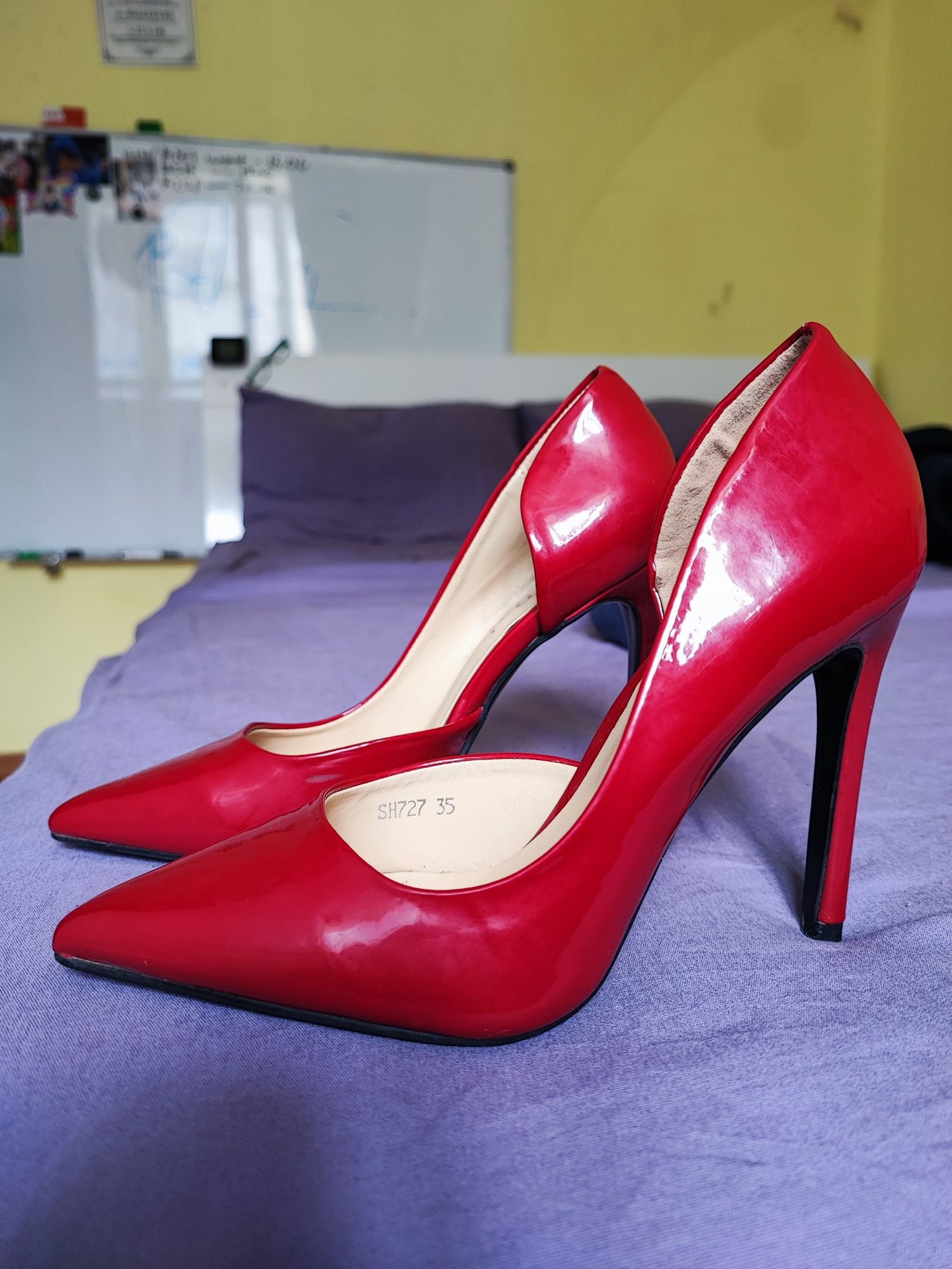 Pantofi rosii cu toc 35