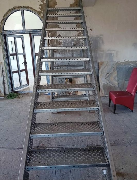 Scara zincata pentru exterior