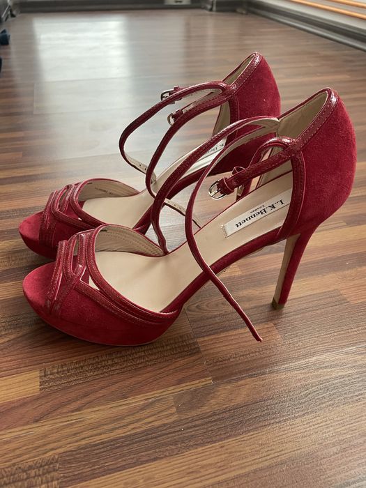 Sandale, purtate o singura data . Calitate superioara.