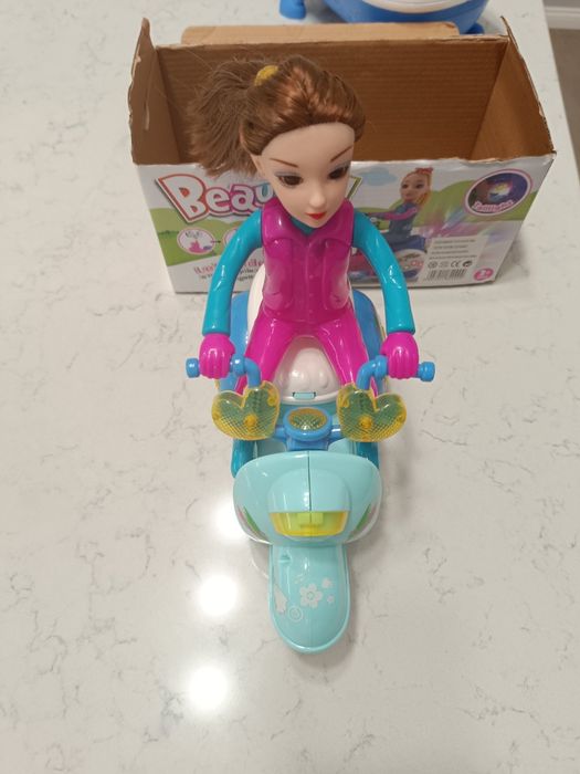 Papusa cu motocicleta cu lumini si sunete