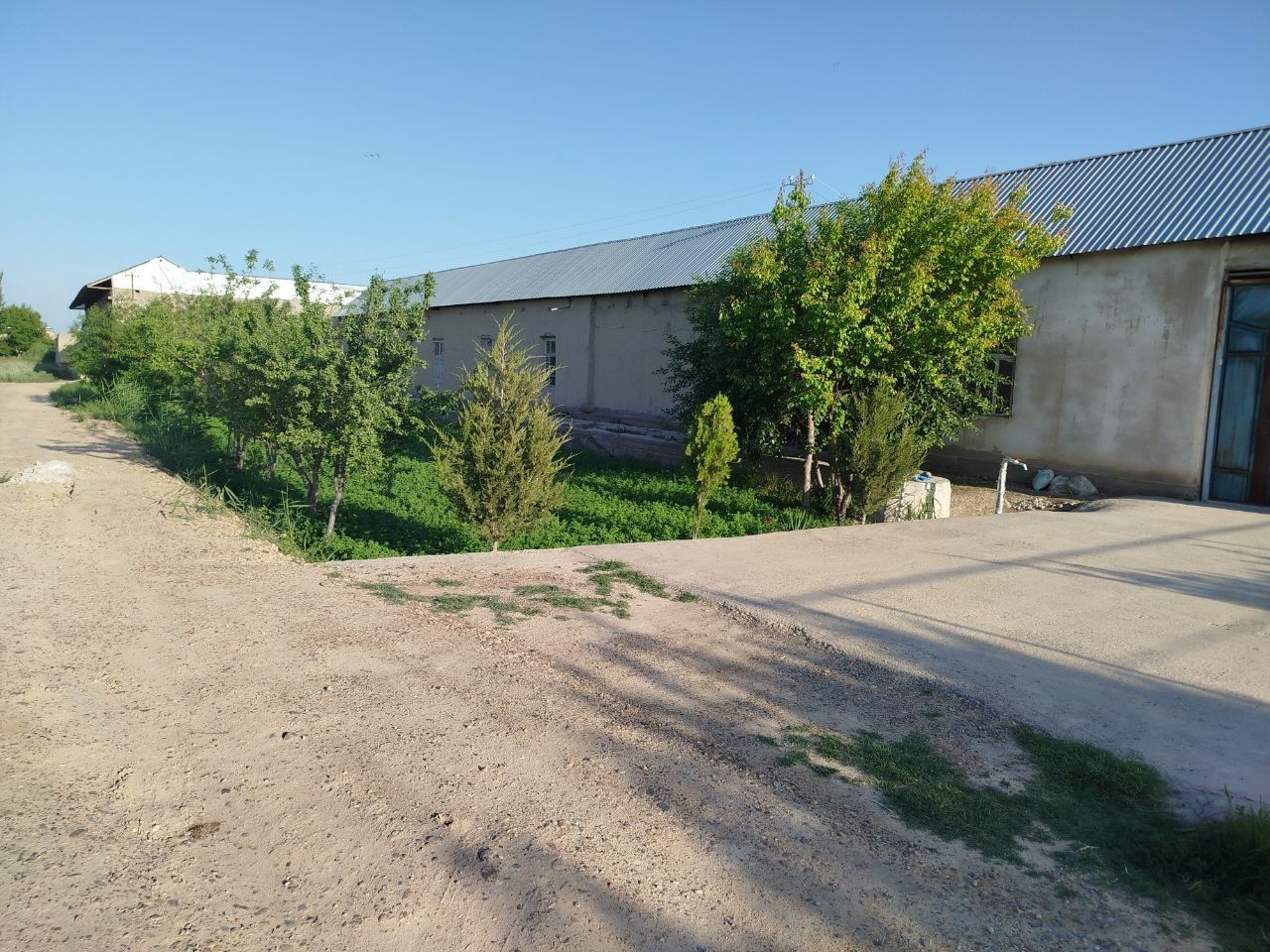 Tez va arzon uy sotiladi 6 sotix gaz suv bor Bustoniy maktab i orqasid